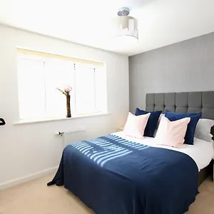 https://large-stylish-cambridge-house.cambridgehotelsuk.com