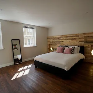 https://n5-townhouse-brighton-sleeps-20.brighton-hotels-england.com
